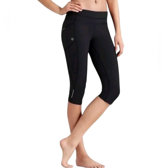 Athleta Pants - Athleta Dobby Be Free Black Knicker Crop Workout Leggings Size Small